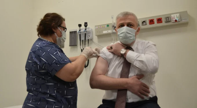 Plasebo çıkmıştı! Bursa İl Sağlık Müdürü tekrar koronavirüs aşısı oldu