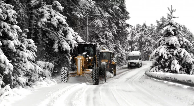Bursa'da yoğun kar mesaisi! Osmangazi ekipleri 24 saat çalışıyor
