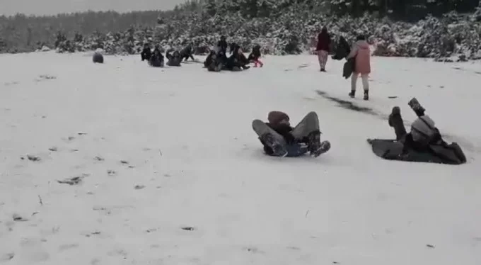 Bursa'da kar keyfini çocuklar çıkardı, poşetle kaydılar!