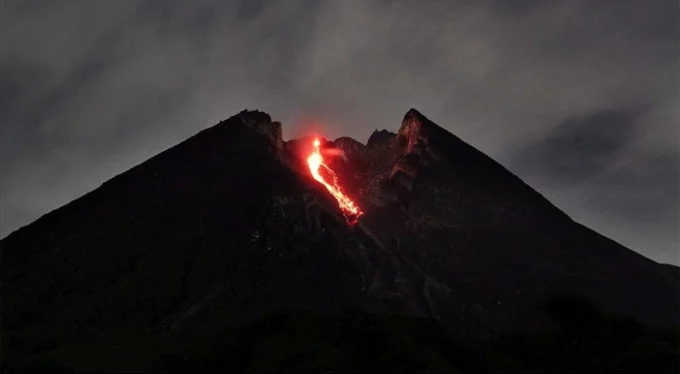 Merapi Yanardağı son 6 saatte 36 kez lav püskürttü!