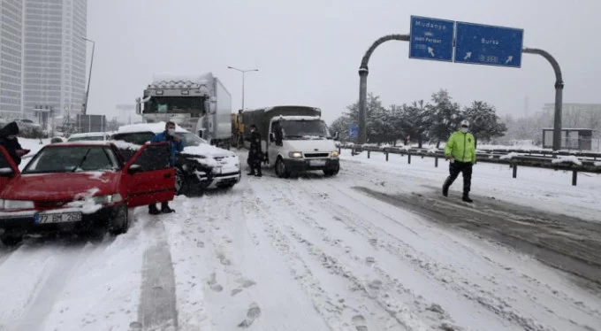 Bursa'da yoğun kar yağışı, yolu trafiğe kapattı!