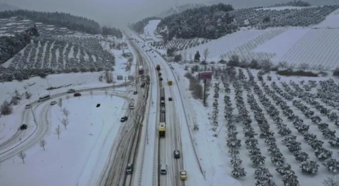 Bursa'da kar esareti! Çok sayıda araç mahsur kaldı...