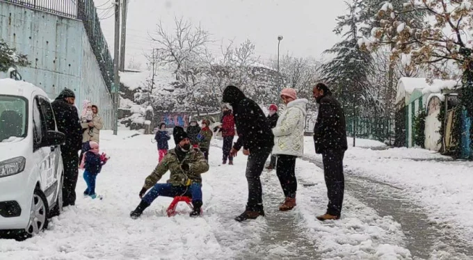 Bursa'da yağan kar kısıtlamayı unutturdu!