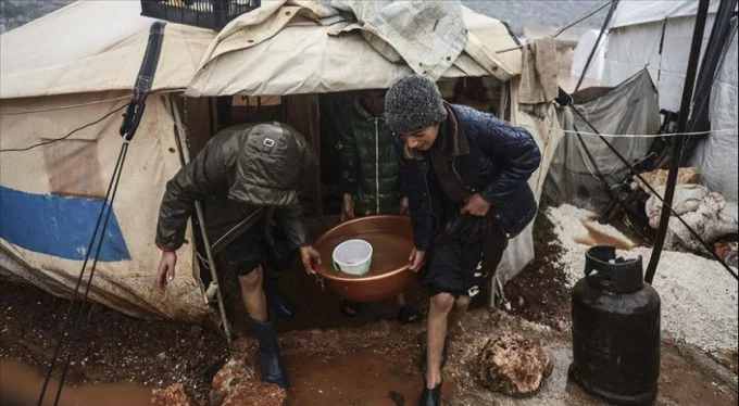 İdlib'de yerinden edilen sivillerin çadırları sular altında!