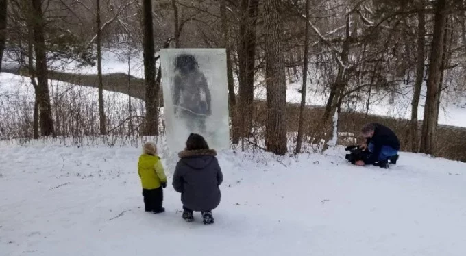 ABD'de donmuş mağara adamı heykeli görüldü!