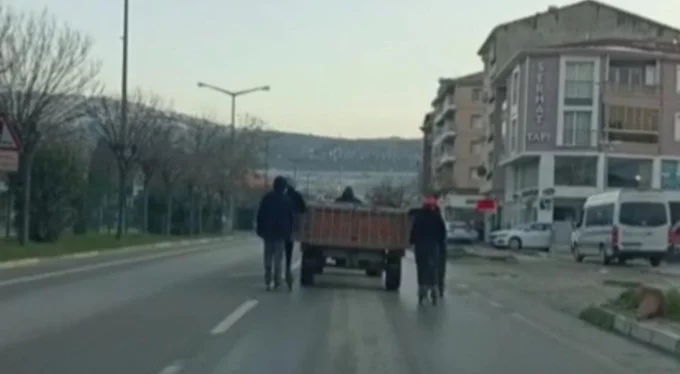 Bursa'da tehlikeli yolculuk! Traktöre takıldılar...