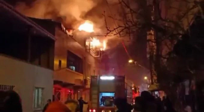 Bursa'da 2 katlı evde yangın! Alevler geceyi aydınlattı...