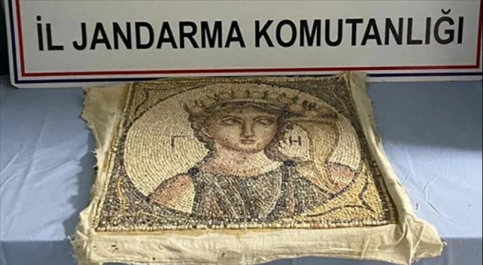 2 bin yıllık olduğu değerlendirilen mozaik ele geçirildi!