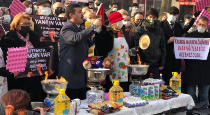 Bursa'da 'alevli' protesto: 'Tencerelerde yemek yerine dert kaynıyor'