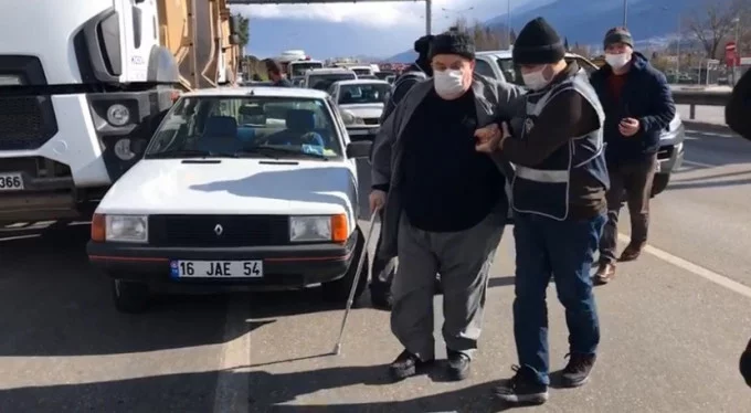 Yaşlı adam kaza yapınca imdadına Bursa polisi yetişti!