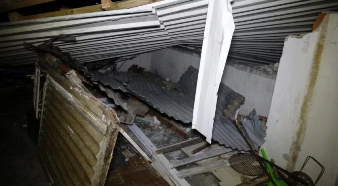 Bursa'da korku dolu anlar! Şiddetli lodos evin çatısını uçurdu!