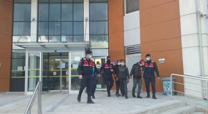 Bursa'da biber kurutma tesisini soyan hırsızlar suçüstü yakalandı!