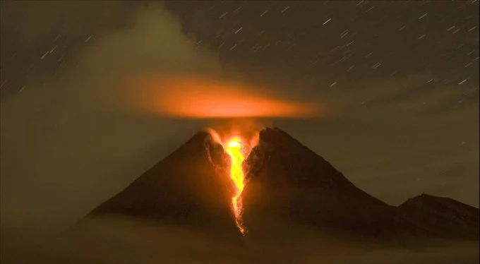 Endonezya'da Merapi Yanardağı'nda patlama!