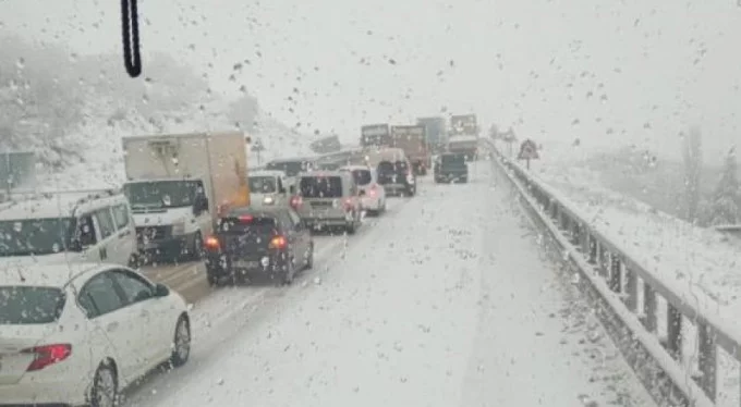 Bursa'da yoğun kar yağışı, yolu trafiğe kapattı!