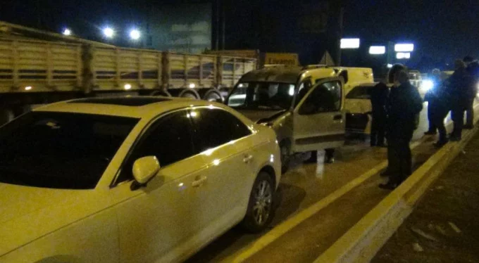 Bursa'da zincirleme kaza! 6 otomobil ve bir ambulans birbirine girdi