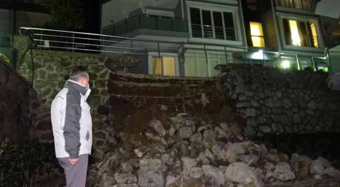 Bursa'da korku dolu anlar! Duvar çöktü, deprem sanıp sokağa fırladılar...