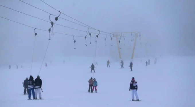 Uludağ'da sis ve tipi kayakçıları durduramadı!