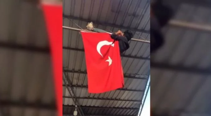 İpi kopan Türk bayrağını canı pahasına düzeltti