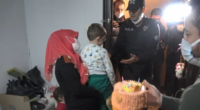 Bursa polisinden 5 yaşındaki çocuğa doğum günü sürprizi!