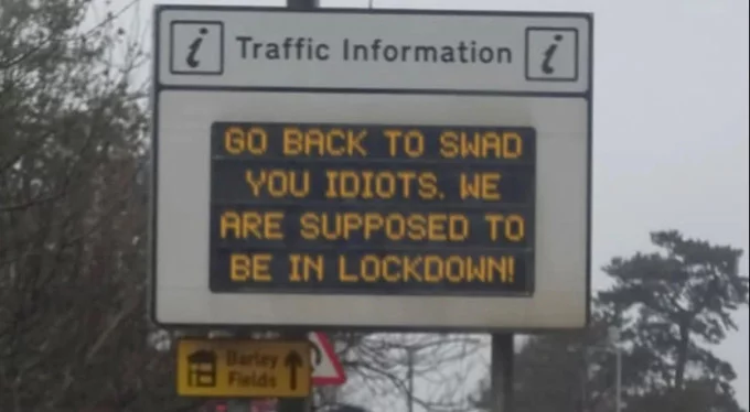 İngiltere'de hacklenen elektronik tabelalar ile şoförlere 'mesaj'