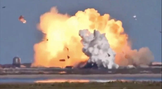 SpaceX'in bir Starship roketi daha iniş sırasında patladı!