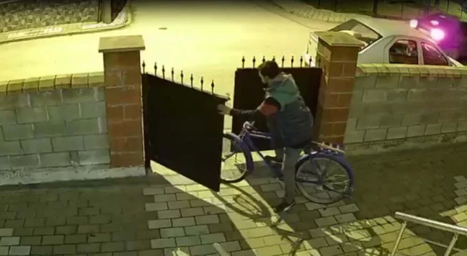 Bursa'da bisiklet hırsızlığı kameralara yansıdı!
