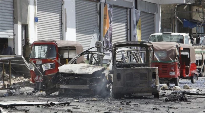 Somali'de yola döşenen bomba patladı: 10 ölü!