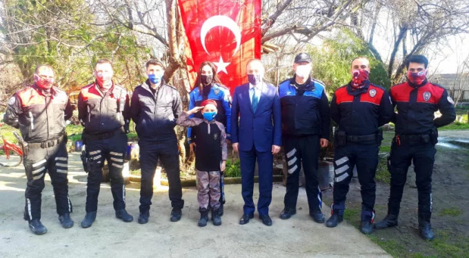 Bursa'da küçük Umut'a polis amcalarından ziyaret!