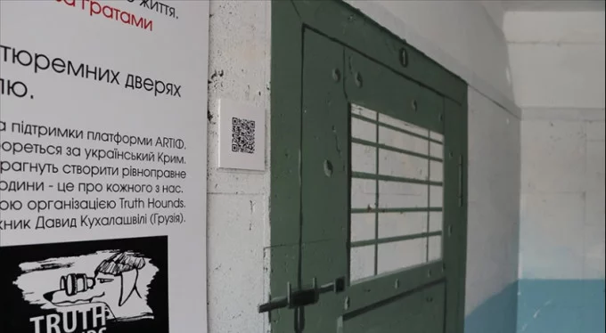 Kırımlı tutukluları anmak için alt geçit "hapishane koridoruna" çevrildi!