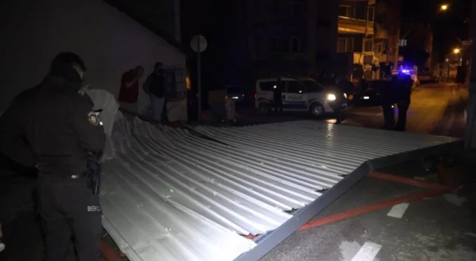 Bursa'da şiddetli lodos çatıyı 2 sokak öteye uçurdu: 'Korktum, ellerim titredi...'