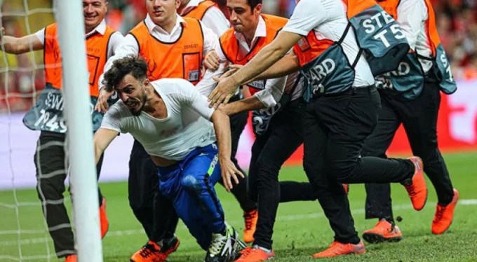 UEFA maçında sahaya atlayan YouTuber'ın cezası belli oldu