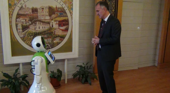 Bursa'da keyifli dakikalar: Akıllı robot 'Ada' İnegöl'de!