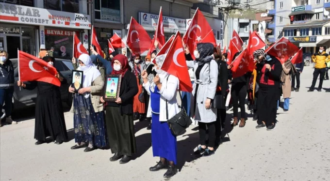 Terör mağduru aileler HDP İl Başkanlığı önünde eylem yaptı!