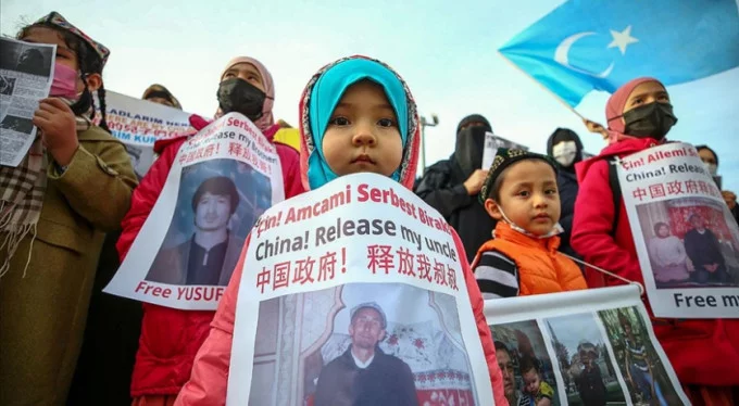 Uygur Türkleri, Çin konsolosluğu önündeki eylemlerini sürdürüyor!
