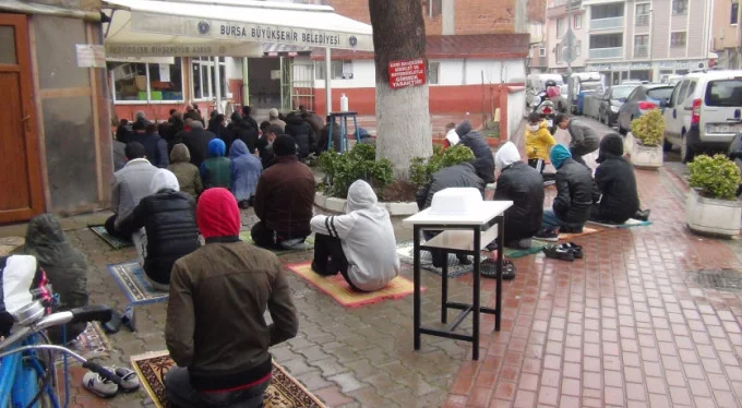Bursa'da yağmur altında cuma namazını kıldılar