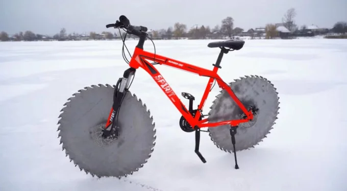 Buzda bisiklet keyfi yapabilmek için lastikleri testereyle değiştirdi!