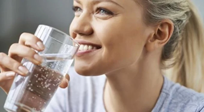 Vücudunuzun yeteri kadar su içmediğinizde verdiği 10 işaret!