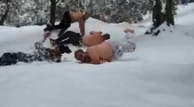 Bursa'da kar sevinci! 5 arkadaş üstlerini çıkarıp böyle yuvarlandı