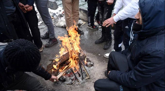 Fransa'da göçmenler ısınmak için giysilerini yakıyor!