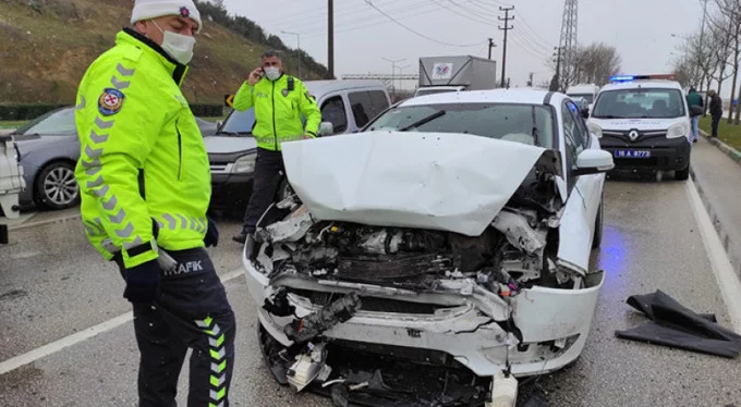 Bursa'da zincirleme kaza: 4 araç birbirine girdi, yol trafiğe kapandı