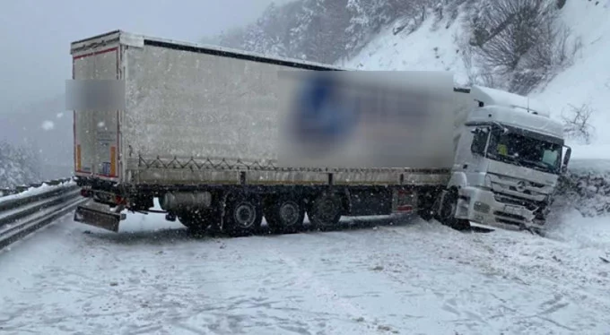 Bursa-Ankara yolunda tır kazası! Uzun araç kuyrukları oluştu