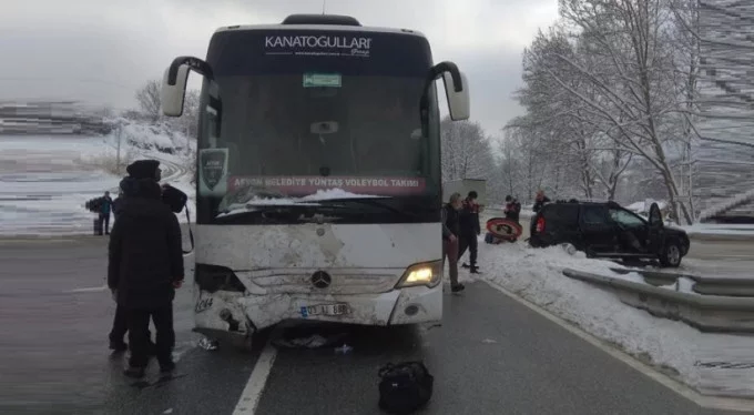Bursa'da voleybol takımını taşıyan otobüs kaza yaptı, 3 kişi yaralandı!