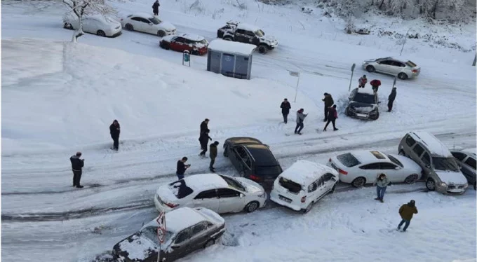 Bursa'da yollar buz pistine döndü! Onlarca maddi hasarlı kaza meydana geldi