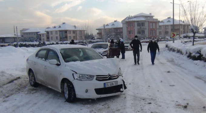 Bursa'da yollar buz pistine döndü, kaza üstüne kaza oldu!