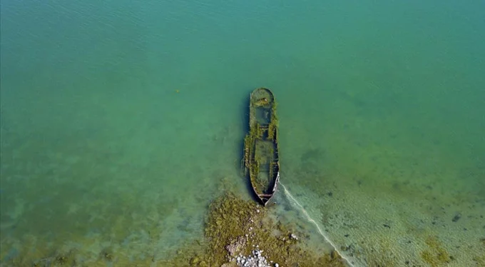 Van Gölü'nün çekilmesiyle batık gemi kalıntıları ortaya çıktı!
