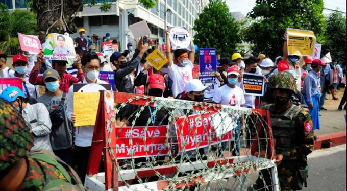 Myanmarlılar darbeye tepki olarak 'bozuk araba' hareketi başlattı!