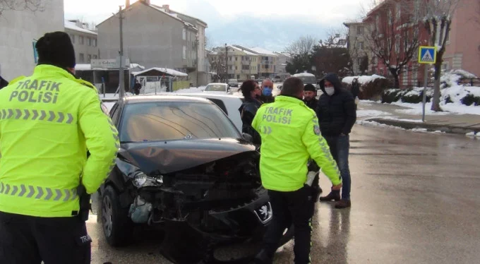 Bursa'da korkutan kaza! Polisler ölümden döndü