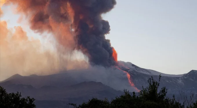 İtalya'daki Etna Yanardağı bir kez daha faaliyete geçti!