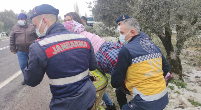 Bursa'da korkutan kaza! İtfaiyeci yaşlı kadını sırtında ambulansa taşıdı
