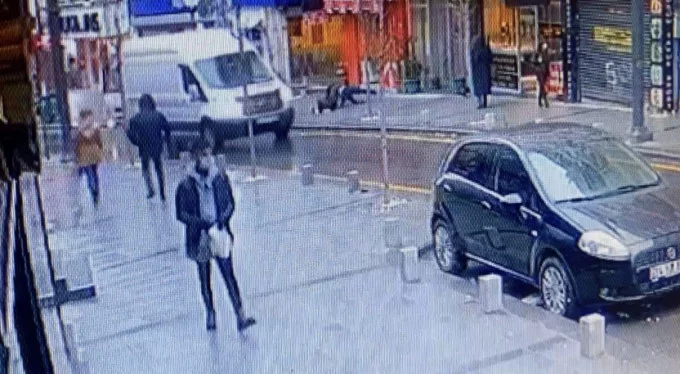 İstanbul'da akılalmaz olay! Yürürken üzerine biri düştü